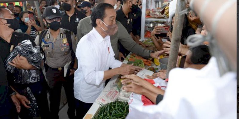 Di Hari Terakhir Kunjungannya ke Sumut, Jokowi Bagi-bagi Amplop Rp1,2 Juta dan Kaos
