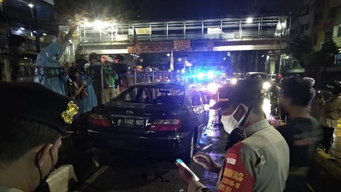 Tragis! Dua Orang Tewas Terbakar saat Mobil Tabrak Separator Busway