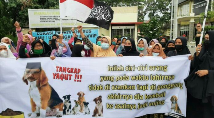 Spanduk Menag yang Diedit Berbadan Anjing Dibawa Emak-emak, Bendera HT Tampak Berkibar