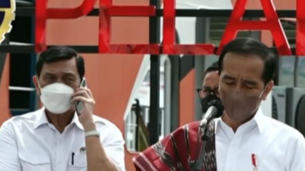 Bela Luhut yang Angkat Telepon saat Jokowi Pidato, Stafsus Setneg: Semuanya Jadi Masalah