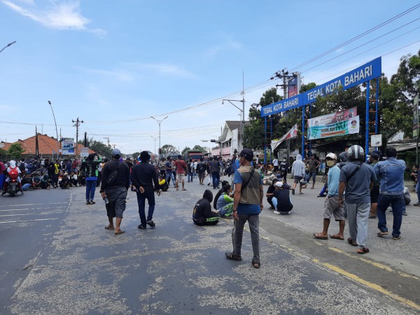 Enam Bulan Nganggur Gara-gara Pemerintah Tak Becus, Nelayan Kota Tegal Blokir Jalur Pantura Tegal