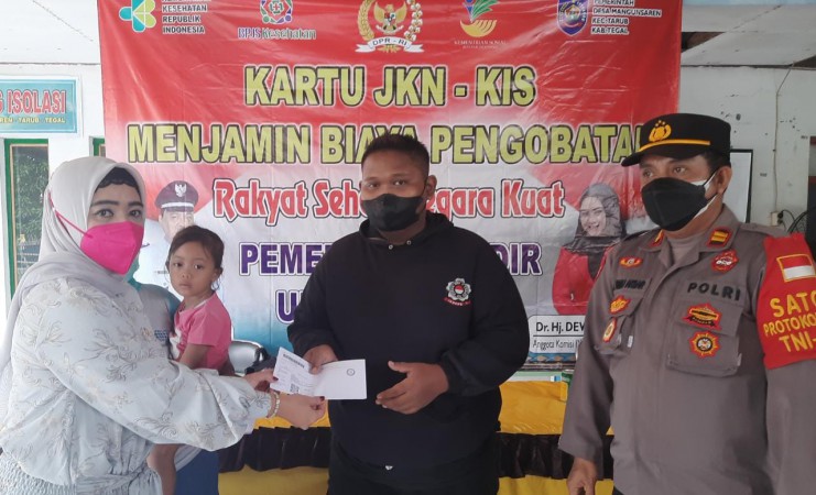 Keliling ke Tiga Desa, Dewi Aryani Bagikan Ratusan Kartu JKN-KIS PBI