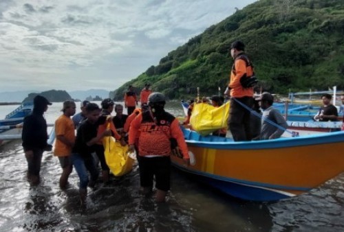 Mirip Film Horor, Minibus Terjun ke Sungai, 4 Penumpangnya Tewas Terjebak di Dalam