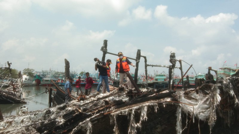 TKP Terbakarnya 16 Kapal Nelayan Masih Steril, Warga Diminta Menjauh dari Pelabuhan Tegal