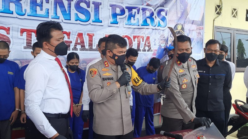 Dua Anggota Geng Motor Bersenjatakan Celurit Pepet Korban Lalu Rampas Uang dan HP Korbannya