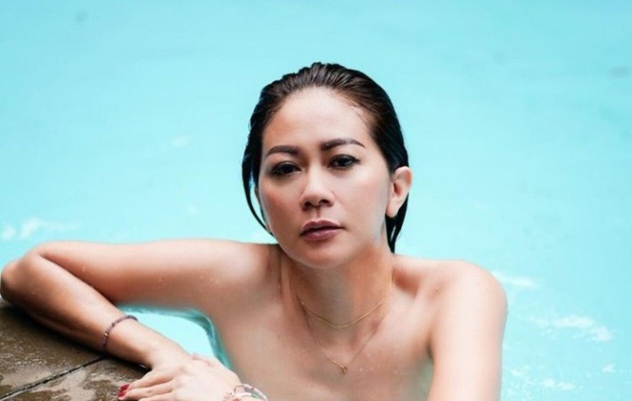 Tante Atien Mandi di Kolam Renang Orang Lain, Netizen Penasaran Cantik dan Seksinya Tetap Kelihatan