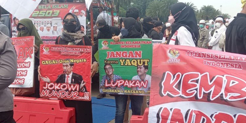 Jokowi Lagi Marah, Massa Aksi Bela Islam 2503 Malah Bentangkan Poster di Jakarta