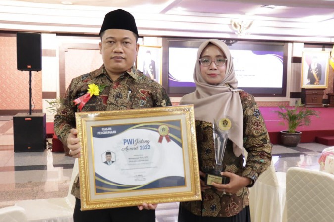Ketua DPRD Kabupaten Tegal Terima Penghargaan dari PWI Jawa Tengah