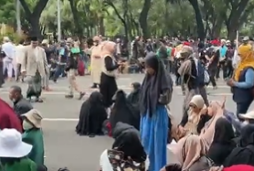 Viral Peserta Aksi Bela Islam PA 212 Asik Ngrumpi Saat Waktu Salat, Netizen: Angel Wes Angel...