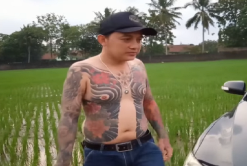 Badan Penuh Tato, Kades Hoho Pernah Terrekam Kamera Bawa Golok dan Datangi Preman