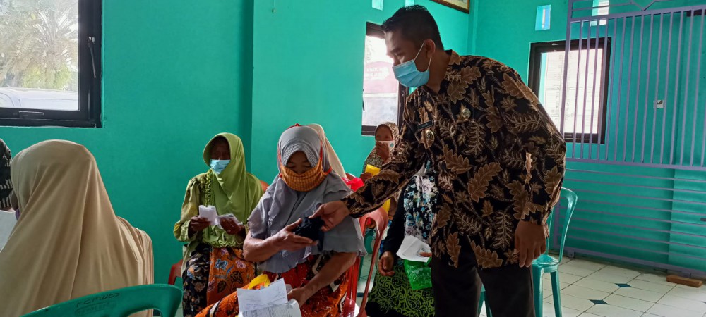 Cegah Penularan Covid-19, Pemdes Luwungbata Bagikan Masker ke Penerima BLT DD