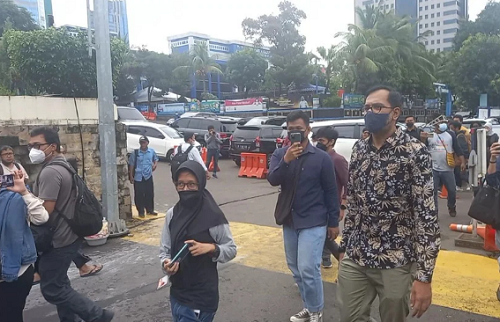 Haris Azhar Serahkan Dokumen Hasil Riset 9 Organisasi terkait Luhut Panjaitan: Sumber Resmi