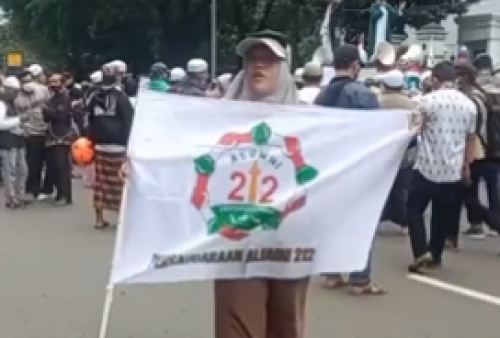 Viral Emak-emak Bawa Bendera 212 Demo Gus Yaqut, Warganet: Kupikir Harga Minyak