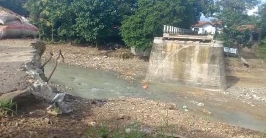 Rusak Diterjang Banjir, Warga Larangan Minta Jembatan Darurat Segera Dipasang