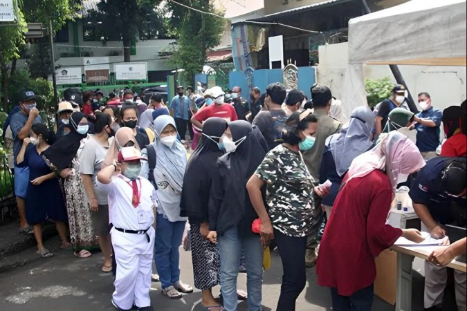 Emak-emak Rela Antre Panjang Minyak Goreng, Jokowi Harus Minta Maaf Lalu Pecat Mendag