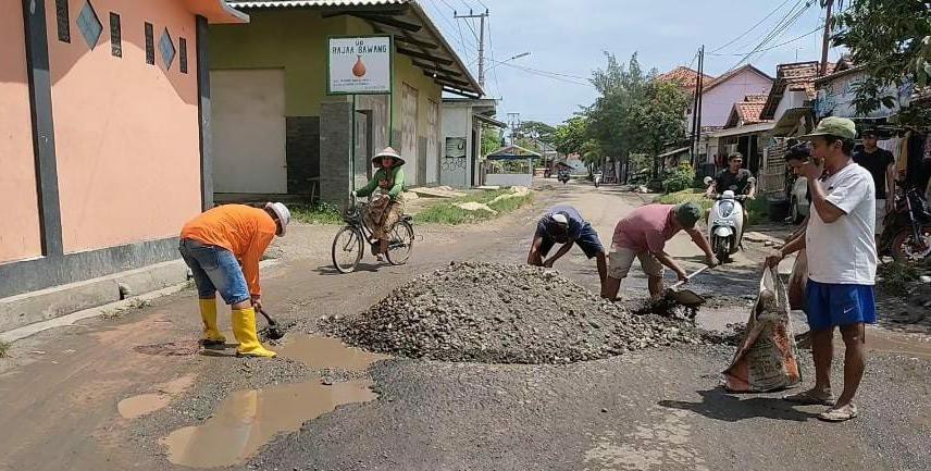 Prihatin dengan Kondisi yang Rusak, Bersama Warga, Anggota DPRD Swadaya Memperbaiki Jalan