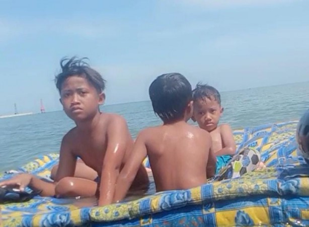 Bermain Sampah Kasur di Obyek Wisata PAI, Tiga Anak Terseret Gelombang Laut Jawa