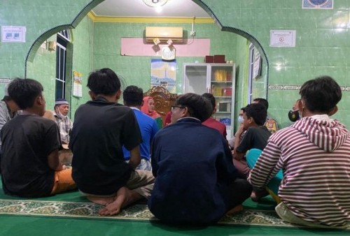 7 ABG Tendang dan Lempar Alquran di Dalam Surau, Videonya Langsung Viral