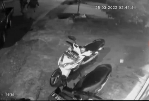 Serakah! Sudah Gondol Mobil, Motor Juga Ikut Dicolong, Pelakunya Terekam Kamera CCTV