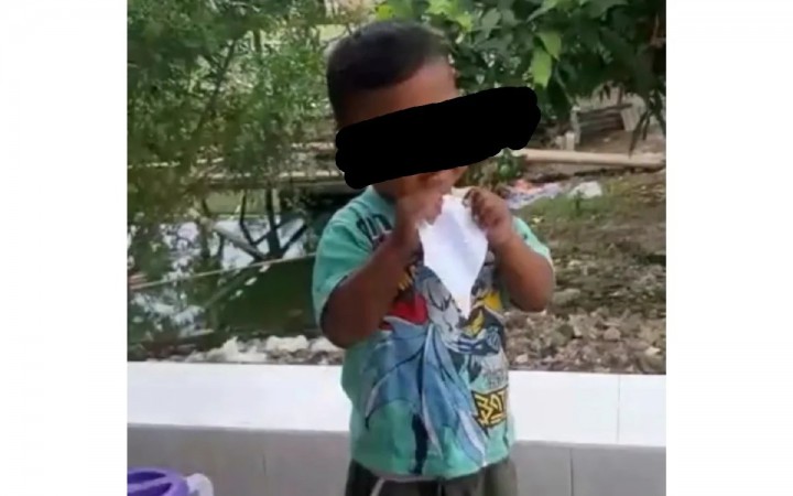 Doyan Makan Sandal, Kertas, hingga Kerikil, Bocah Tiga Tahun di Bekasi Ini Langsung Viral