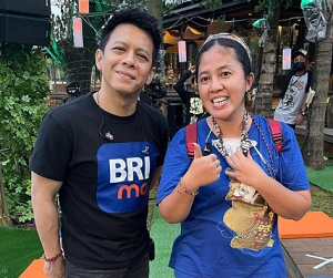 Terciduk Foto Bareng Ariel Noah, Mbak Rara si Pawang Hujan Disorot Netizen: Awas!