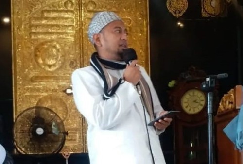 Presenter Dakwah Hafiz Salim Terkulai Lemas usai Kesetrum Akibat Tiang Listrik Disambar Petir