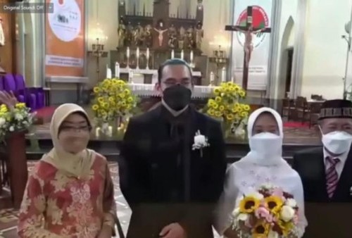 Berhijab, Stafsus Jokowi Ayu Kartika Ikut Pemberkatan di Gereja Katedral,  Nikah Beda Agama!