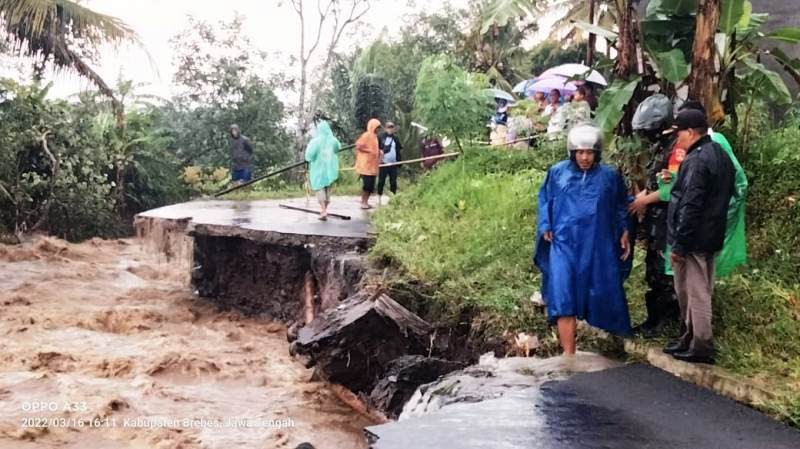 Dampak Banjir di Tonjong, Jalan Penghubung Antarkecamatan Putus