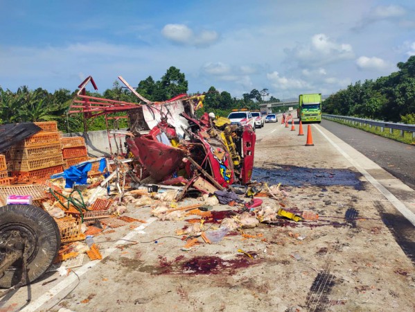 Tabrak Truk dari Belakang, Penumpang Tewas Mengenaskan dengan Kaki Kiri Putus, Mobilnya Hancur