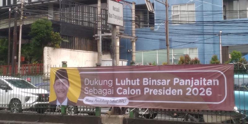 Buntut Klaim Luhut, Spanduk Dukungan jadi Presiden 2026 Bertebaran di Jakarta