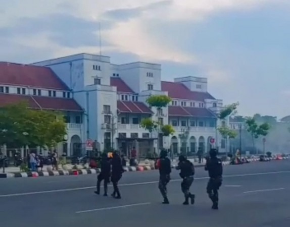 Prajurit TNI-AD Pukul Mundur Musuh yang Duduki Kota Tegal