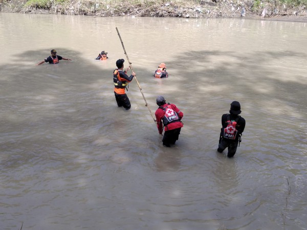 Jatuh ke Sungai, Perempuan Lansia di Tegal Belum Ditemukan
