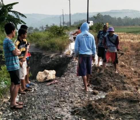 Longsor! Akses Penghubung Desa di Dua Kecamatan di Brebes Terhambat