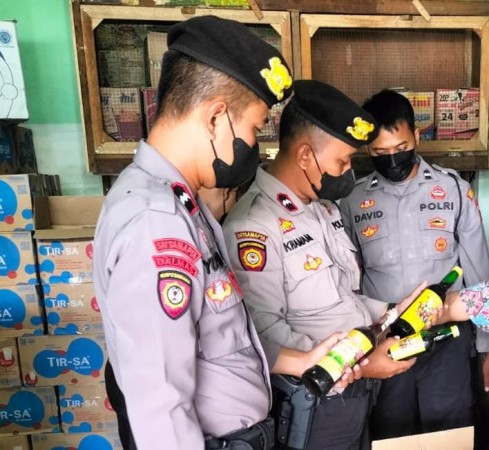 Polisi di Tegal Kembali Sita 160 Botol Miras dalam Operasi Pekat