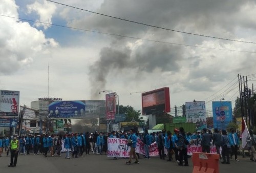 Sempat Ricuh, Massa Demo Tolak Jokowi 3 Periode Saling Dorong dengan Petugas
