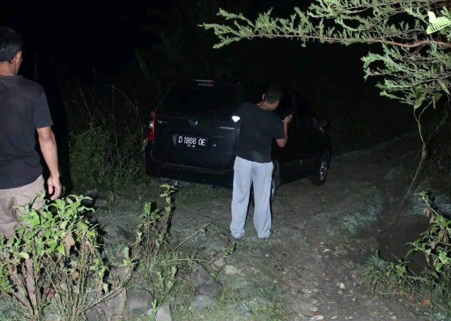 Geger! Minibus Pemudik Masuk ke Jalur Setapak di Larangan sampai ke Tengah Hutan