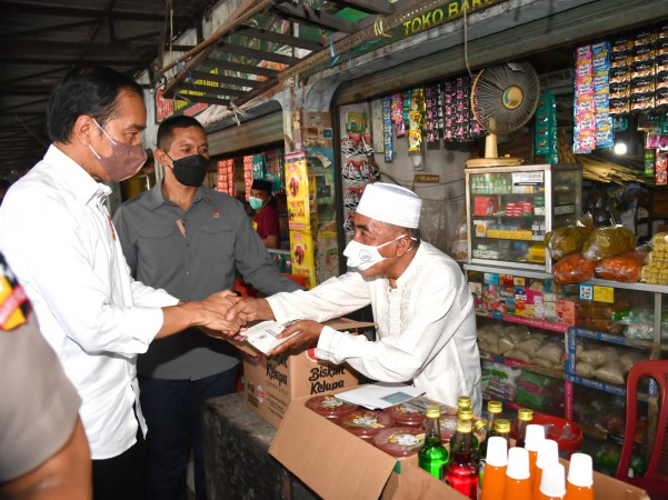 Kunjungan Kerja di Brebes, Presiden Serahkan Bantuan Sosial di Pasar Tanjung dan Pasar Bulakamba