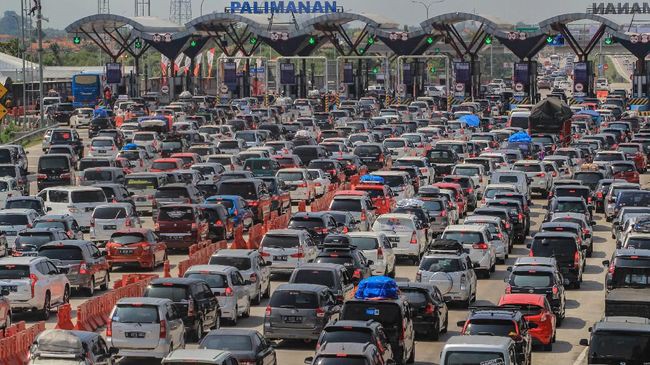 105.016 Kendaraan Meninggalkan Jabotabek Menuju Timur saat Puncak Arus Mudik