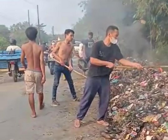 Khawatir Ada TPS Liar, Pemdes Luwunggede Brebes Bersihkan Sampah