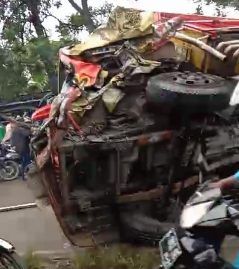 Kecelakaan di Jalan Provinsi, Minibus Tertindih Badan Truk di Larangan Brebes