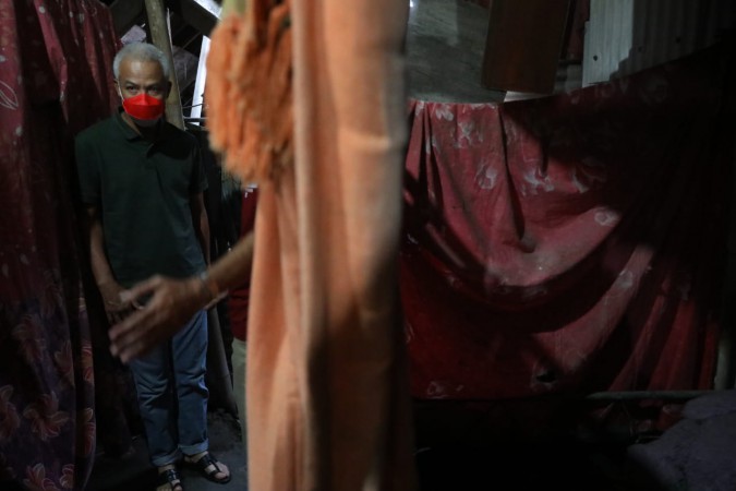 Hari Pertama Ngabuburit Puasa, Ganjar Bedah Rumah Warga di Semarang