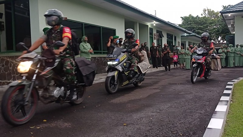 Tentara di Tegal Antar 750 Liter Minyak Goreng Kemasan ke Rumah-rumah Warga Pakai Sepeda Motor