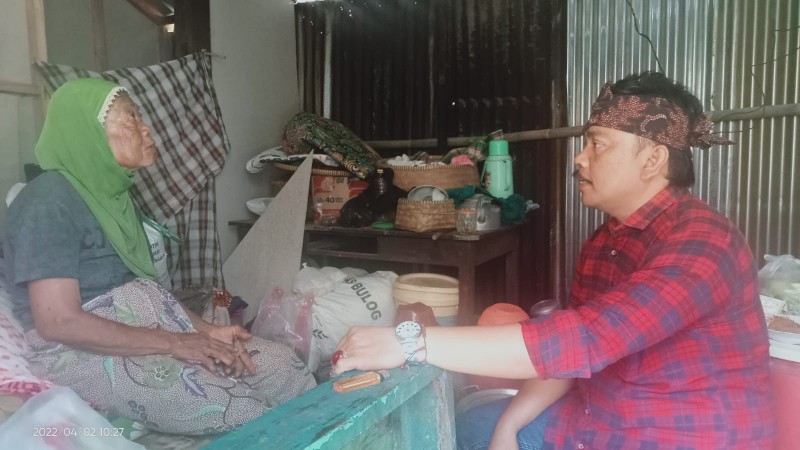 Nenek 65 Tahun di Kabupaten Tegal Hidup Sebatangkara Dalam Rumah 3x4 Meter di Kaki Gunung Slamet