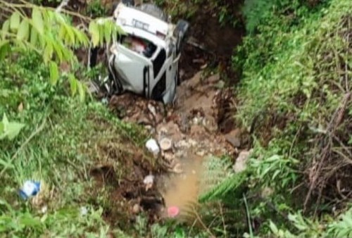 Usai Tabrak Truk, Fortuner Pemudik Terjun ke Jurang Sedalam 20 Meter