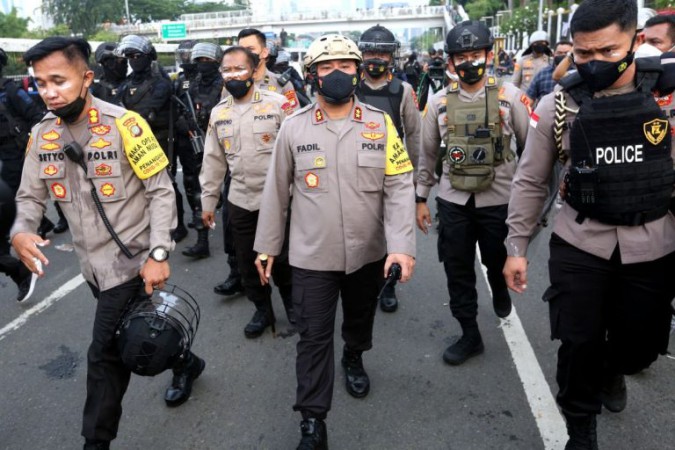 Bukan Cuma Ade Armando, 6 Polisi Juga Dikeroyok saat Aksi 11 April