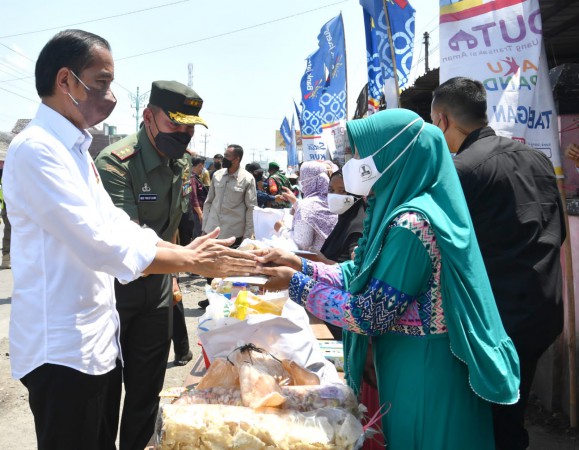 Ratusan Warga Antusias Sambut Jokowi, Pedagang Terharu Barang Dagangannya Dibeli Presiden