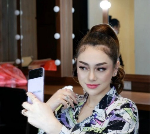 Dikabarkan Mualaf, Celine Evangelista Disebut Gus Miftah Masih Belajar