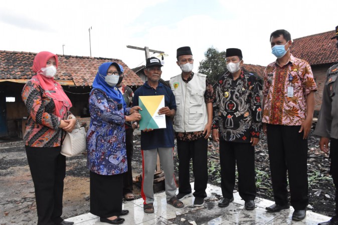 Bupati Tegal Salurkan Bantuan Baznas untuk Korban Bencana Kebakaran Rumah di Desa Karangmalang