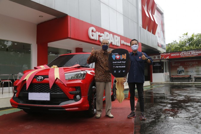 Kejutan Membawa Kebahagiaan, Pensiunan Dosen di Purwokerto Menangkan Mobil Toyota Raize dari Telkomsel
