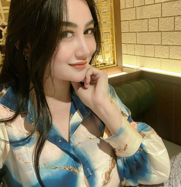 Hot Banget! Pamela Safitri Unggah Foto Selfie dengan Kancing Kemeja Terlepas: Masih Semangat?